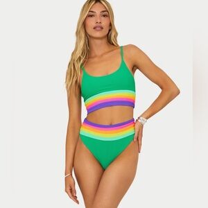 NWT BEACH RIOT
Mae Bikini Top